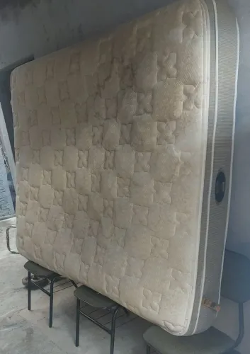Colchão de casal confortável em bom estado