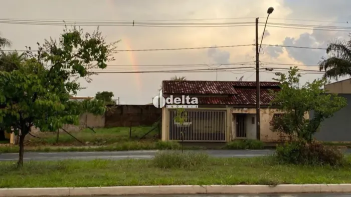 Terreno disponível para venda no bairro Jardim Karaíba em Uberlândia-MG