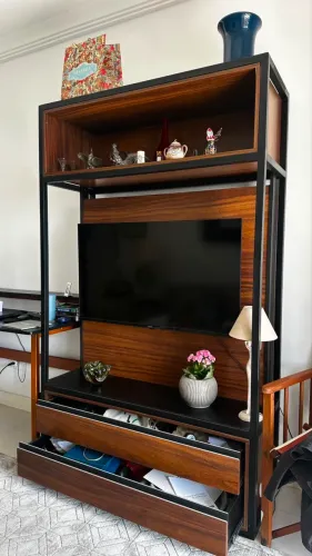 Rack para TV estilo industrial com estante