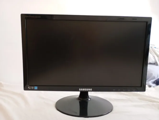 Monitor LED Samsung 18.5" S19A300B - Perfeito Estado (Com Cabos)