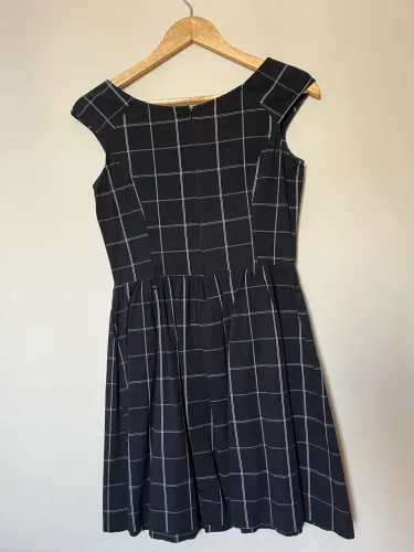 Vestido xadrez sofisticado: seu look social perfeito