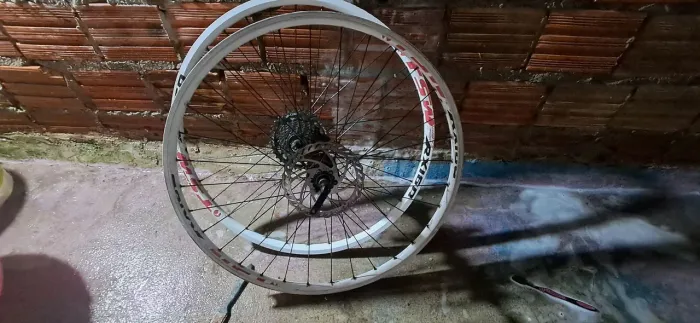 Aro 27.5 usada  valor 150 não é k7 mais sim cubo tipo rosca