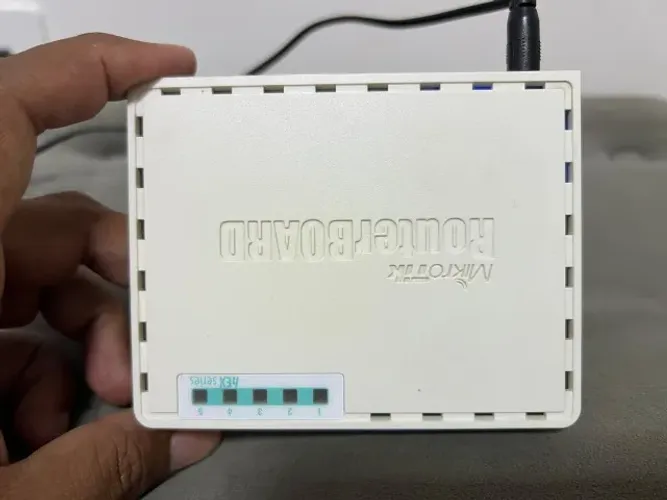 Roteador MikroTik hEX RB750Gr3