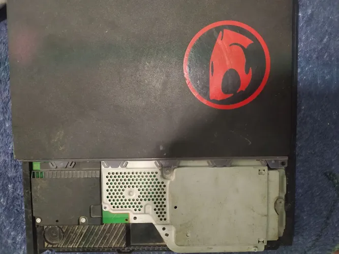 PS4 com defeito, liga o beep mas não inicia. Ideal para técnico ou retirada de peças.