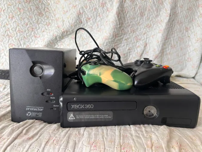 XBOX 360 COM 2 CONTROLES