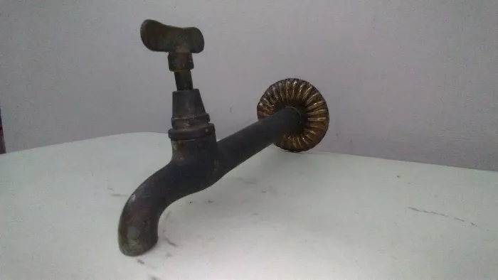 Torneira de metal antiga 