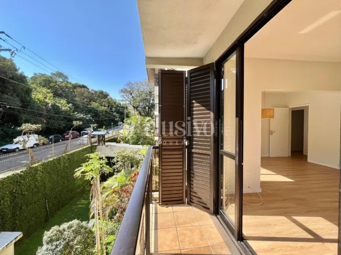 Apartamento em Coqueiros com vista para o verde em rua tranquila