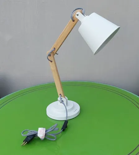 Luminaria abajur de mesa articulada branca da tomons