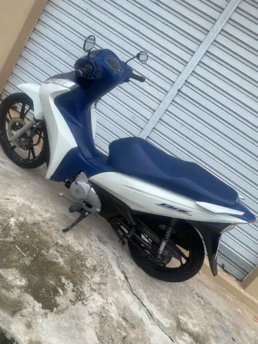 Moto de um único dono, ipva e licenciamento pagos, revisão e pneus bons. Poucos km rodado,
