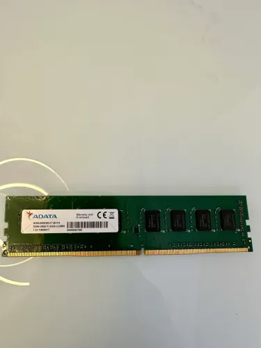 Memória RAM ADATA de 8GB DDR4 a 2400MHz (modelo AD4S240038G17-BHYA),