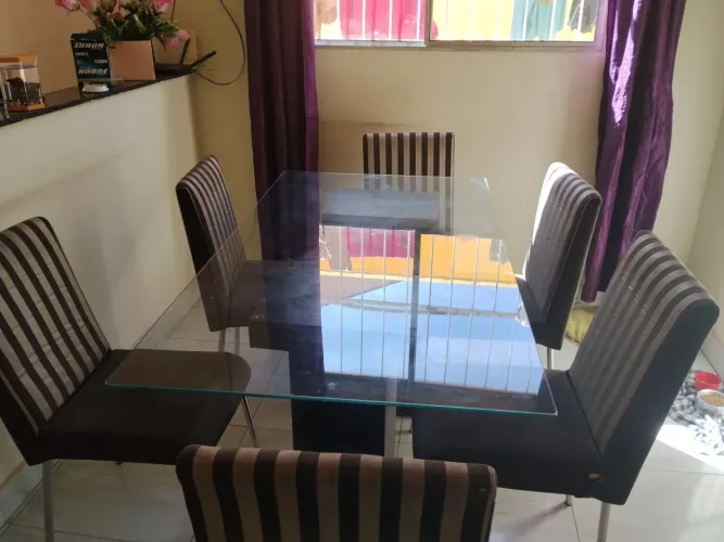 Mesa de vidro com 6 cadeiras