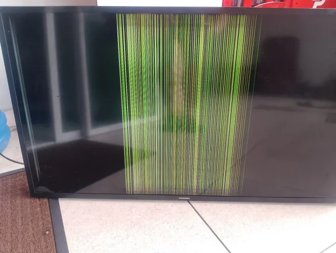 smart TV Samsung 42 pol só R$ 100 tela com lista