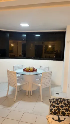 Mesa para varanda no valor de mil e duzentos reais em perfeito estado . 