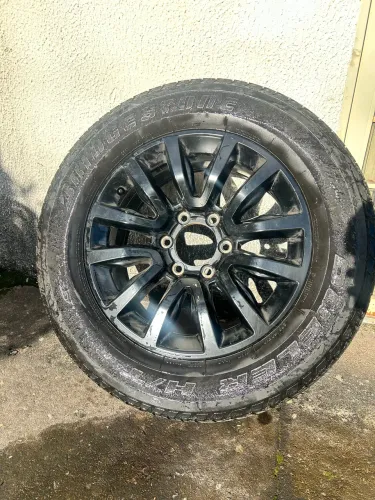 Vendo Rodas originais S10 com pneu