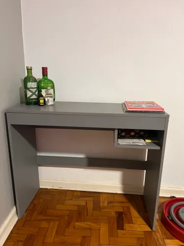 Mesa de computador pequena