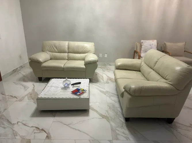 2 Sofás de Couro creme , da Atlântica, pouco tempo de uso