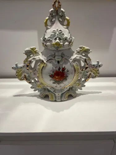 Peça decorativa em porcelana estilo rococó 