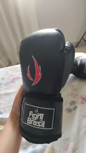 Vendo essa luva da Fight Brasil . Tamanho é 10 0Z usada poucas vezes .