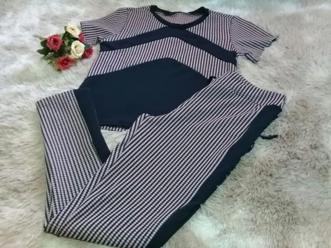 Conjunto feminino calça e blusa.
