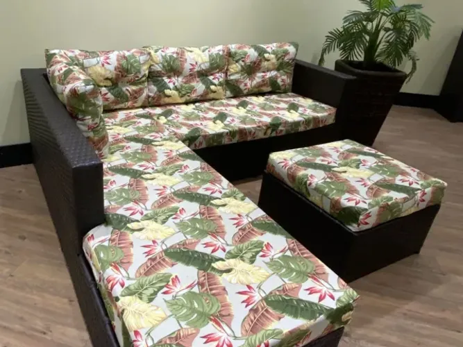 Sofá em Fibra Sintética e Alumínio: Elegância e Resistência para sua área