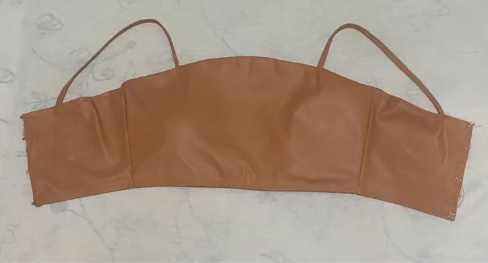 Top cropped de renda bege