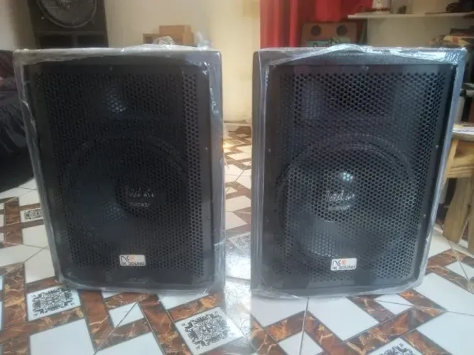 Caixas de som 2 vias T.i + Alto falantes de 15" de 800rms cada com ótimo grave e som limpo