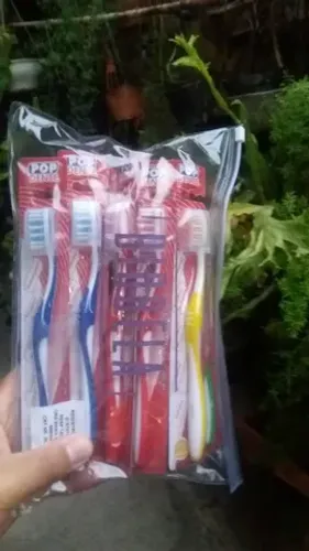 Pacote com 12 escovas de dente media suave