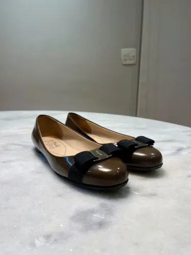 Sapato Ferragamo Preto e Verde
