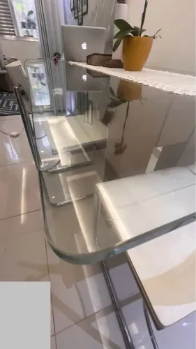 Oportunidade HOJE!  Mesa com base em madeira e tampo de vidro com 04 cadeiras