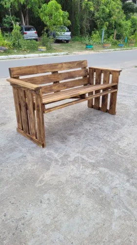 Banco de madeira rústico