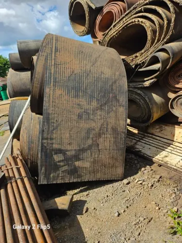 CORREIAS E BEBEDOURO DE BORRACHA