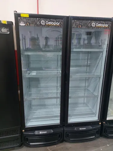 Cervejeira expositora 2 portas 950 litros Gelopar