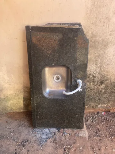 Cuba de pia em granito com torneira