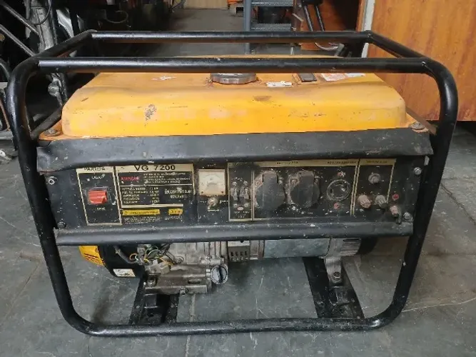 Gerador 7 KVA com motor a gasolina 15 hp marca Vulcan modelo 7200 partida manual usado 