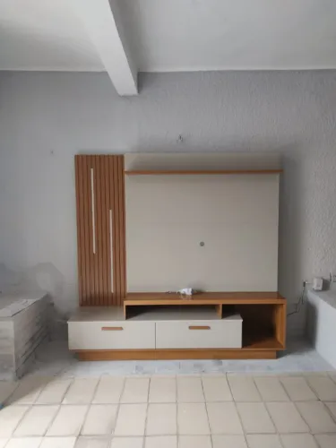 "Elegância e Modernidade: Home Theater com 2,00m e Acabamento Ripado para TV até 65'' - Ci