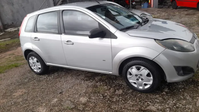 Vende-se fiesta e mobi completa 