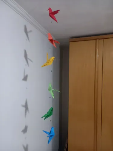 Móbile de pássaros de origami colorido