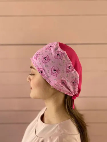 Touca cirúrgica feminina com estampa de cachorrinhos