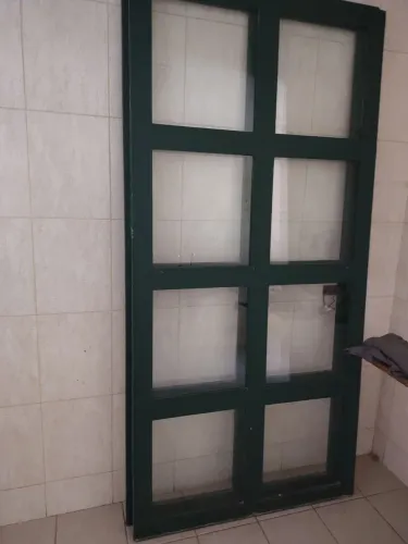 2 Portas de madeira com vidro