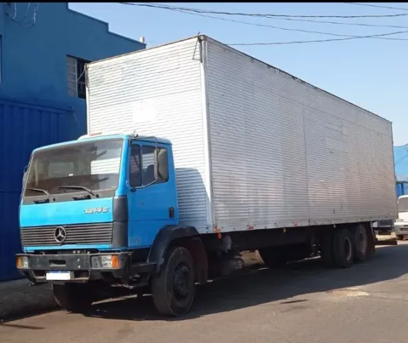 MB 1214 baú 11.30 x3.00 interno