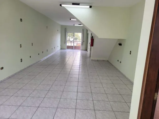 Salão Comercial de 100m² Reformado em Região Central com Grande Fluxo  Excelente Localizaç