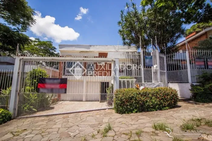Casa com piscina, salão de jogos, espaço para festas, 3 dormitórios com 2 vagas.