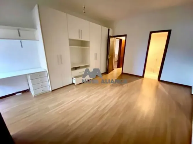 EXCELENTE APARTAMENTO COM VARANDA EM ÁREA NOBRE DO RIO, NA LAGOA !!