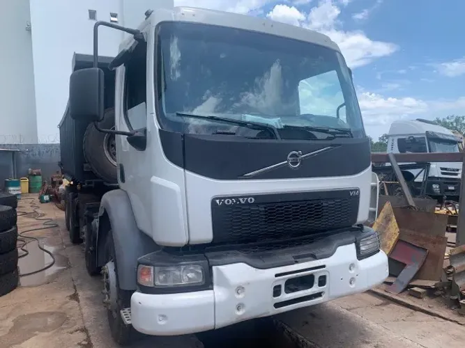 CAMINHÃO CAÇAMBA VOLVO 2016 VM330  8x4