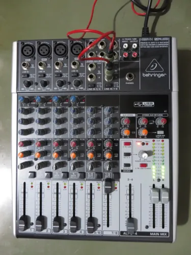 Mesa de som Behringer Xenyx - 1204