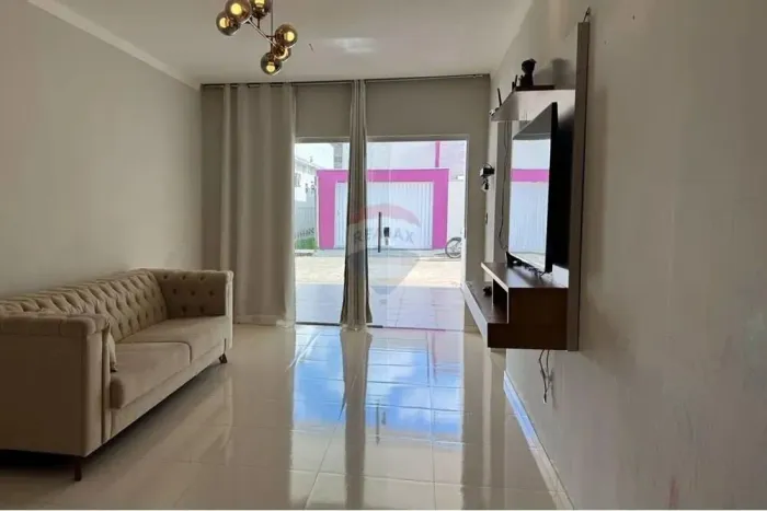 Casa charmosa e aconchegante com moveis planejados e espaço gourmet com piscina em condomí