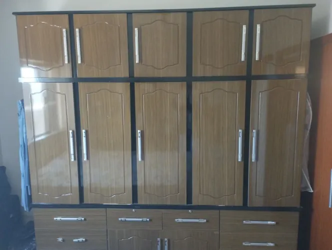 Guarda-Roupa Amadeirado com Amplo Espaço Interno