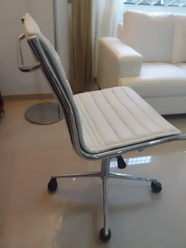 Cadeira de estilo, couro branco, base cromada, giratória