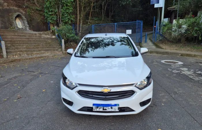 Onix 1.0  LT 4 cilindros  + Midia My Link 