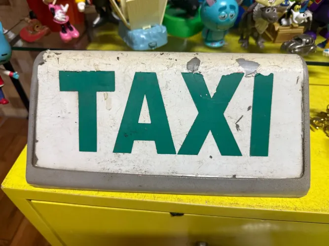 Painel antigo de táxi 